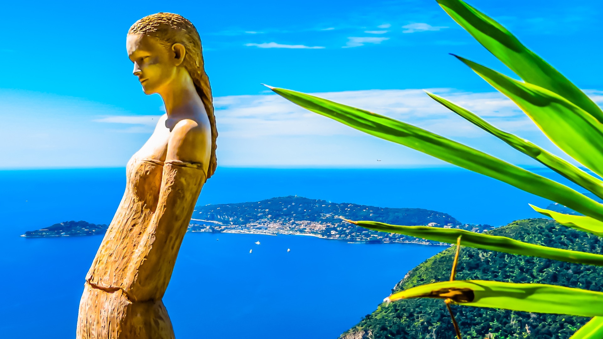 Statue en bois surplombant la baie de Saint-Jean-Cap-Ferrat