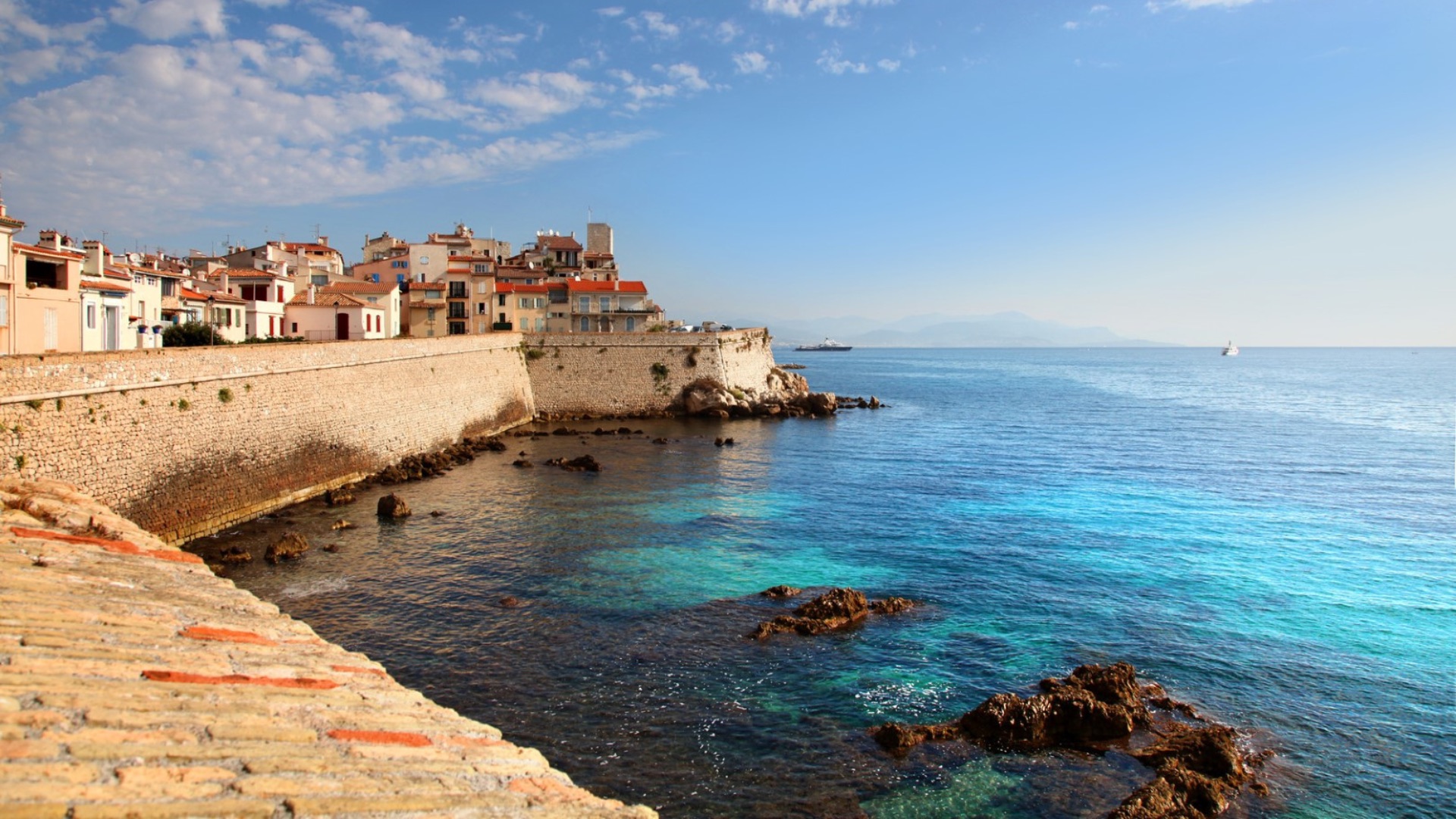 Les remparts de la vieille ville d'Antibes au bord de la Méditerranée